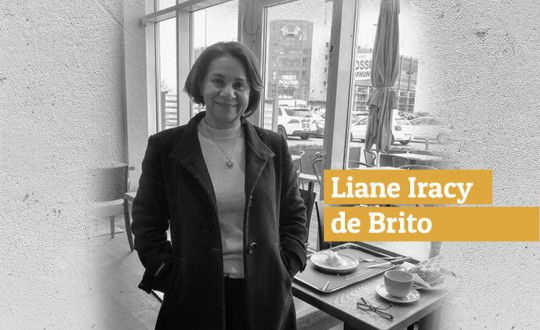 Liane Brito descreve sua história com a leitura e a escrita.