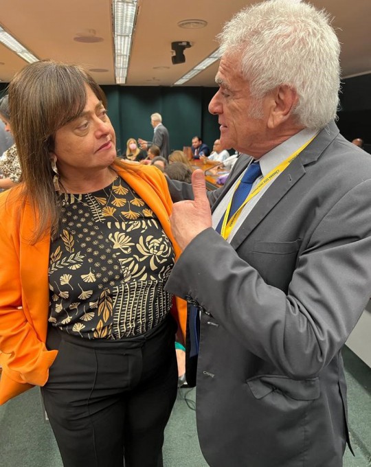 O assessor parlamentar da ANAJUSTRA Federal, Roberto Bucar, conversa com a deputada e coordenadora da Frente do Serviço Público, Alice Portugal. 