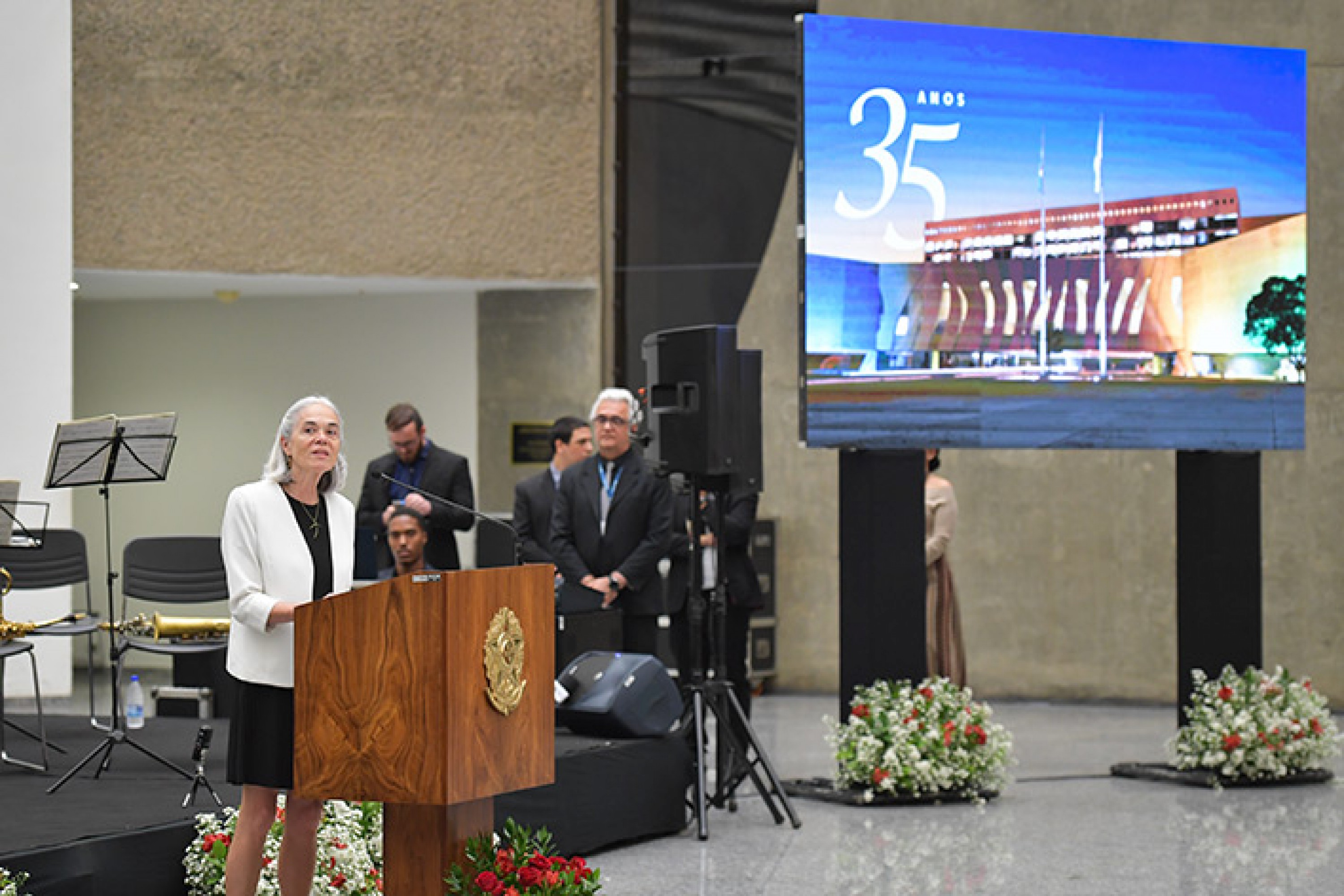 A presidente da corte, ministra Maria Thereza de Assis Moura, discursa na cerimônia que abriu as comemorações oficiais.