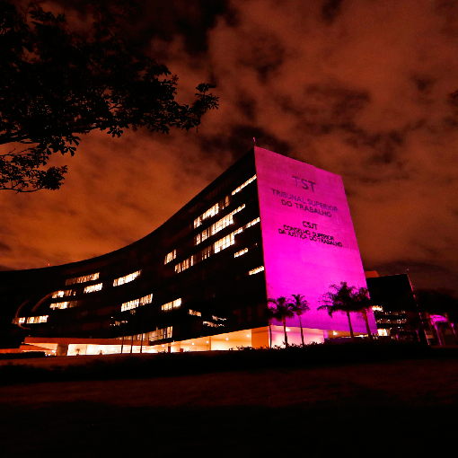 Edifício-sede do TST com iluminação lilás. - TST