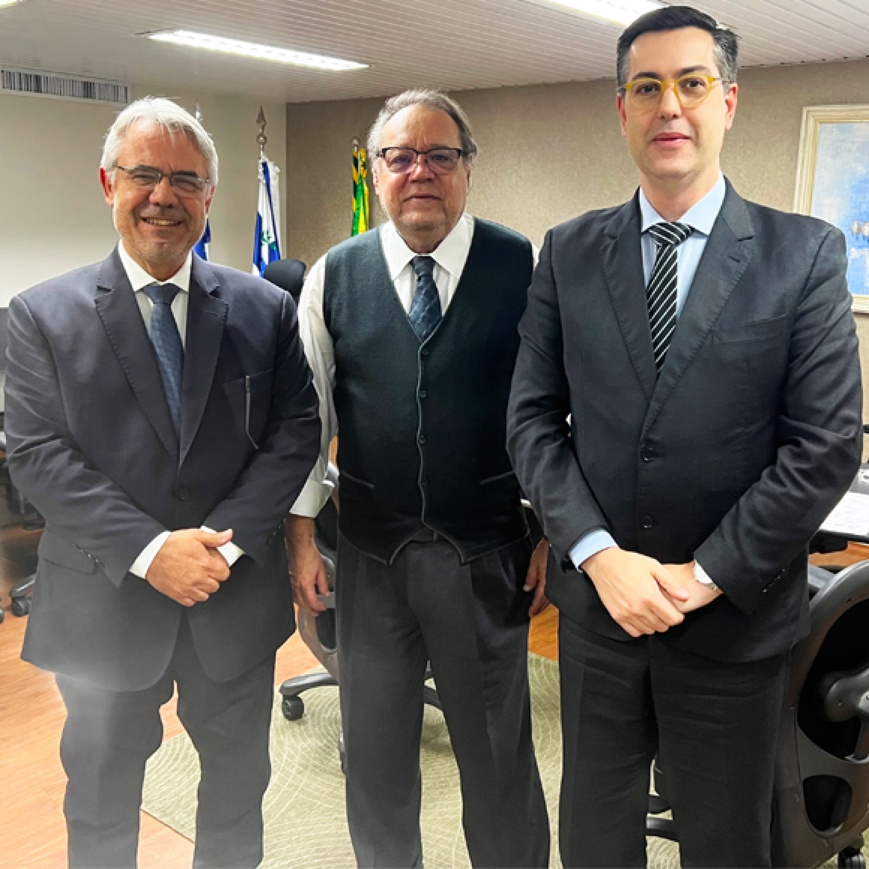 O advogado da ANAJUSTRA Federal, Deyr José Gomes Júnior (à esquerda) e o secretário-geral da entidade, Alexandre Seixas Saes (à direita), foram recebidos pelo desembargador José Amilcar Machado, no último dia 20. - ANAJUSTRA Federal