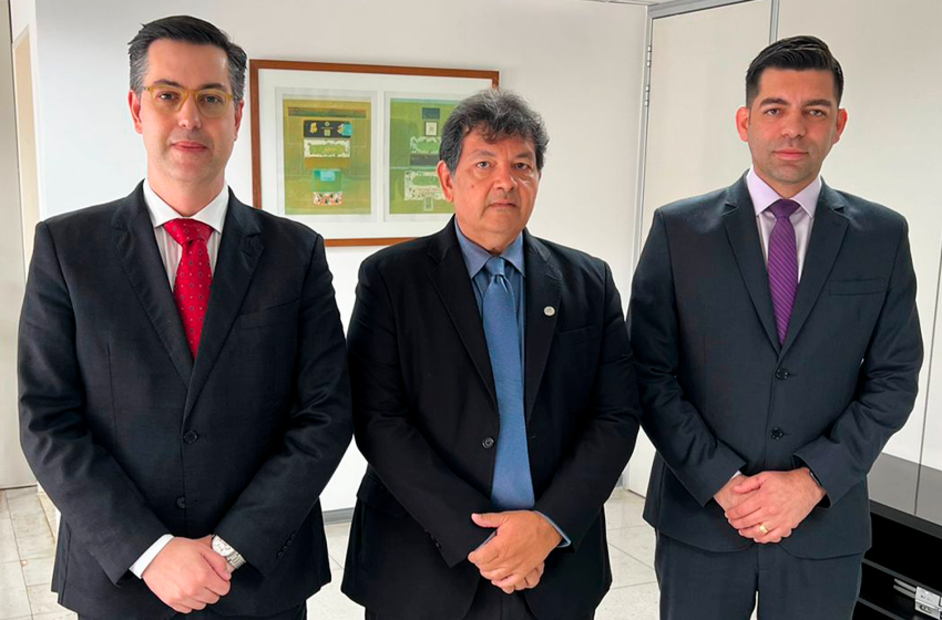 Na foto estão o secretário-geral da ANAJUSTRA Federal, Alexandre Seixas Saes, diretor-geral do TRT18, Álvaro Celso Bonfim Resende (ao centro), e o consultor de ações da associação, Laércio Rodrigues. - ANAJUSTRA Federal