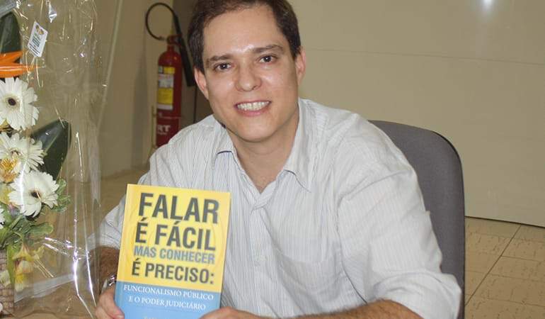 "Falar é fácil mas conhecer é preciso": servidor descreve sua experiência na justiça trabalhista em livro recém-lançado