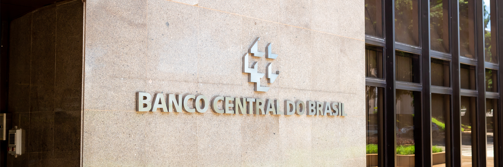 Você sabe o que muda com a autonomia do BC? - Maior autonomia está relacionada a níveis mais baixos e menor volatilidade da inflação.