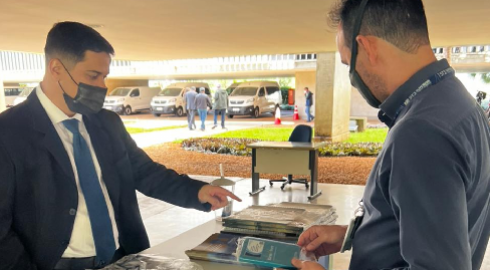 Servidor recebe revista 