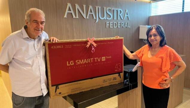 Valnezia Monteiro recebeu o prêmio na sede da ANAJUSTRA Federal, em Brasília.