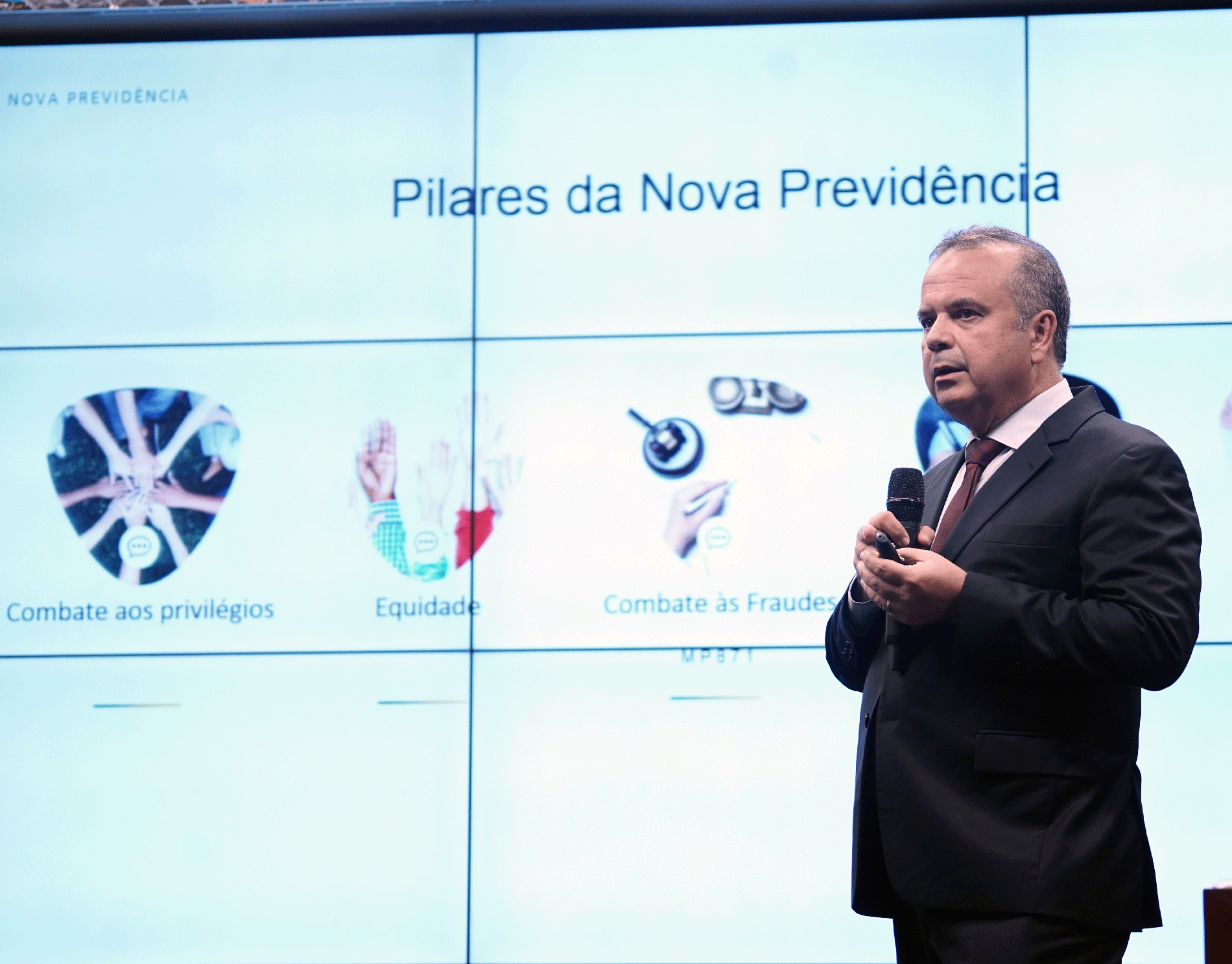 Governo defende reforma na Câmara - -