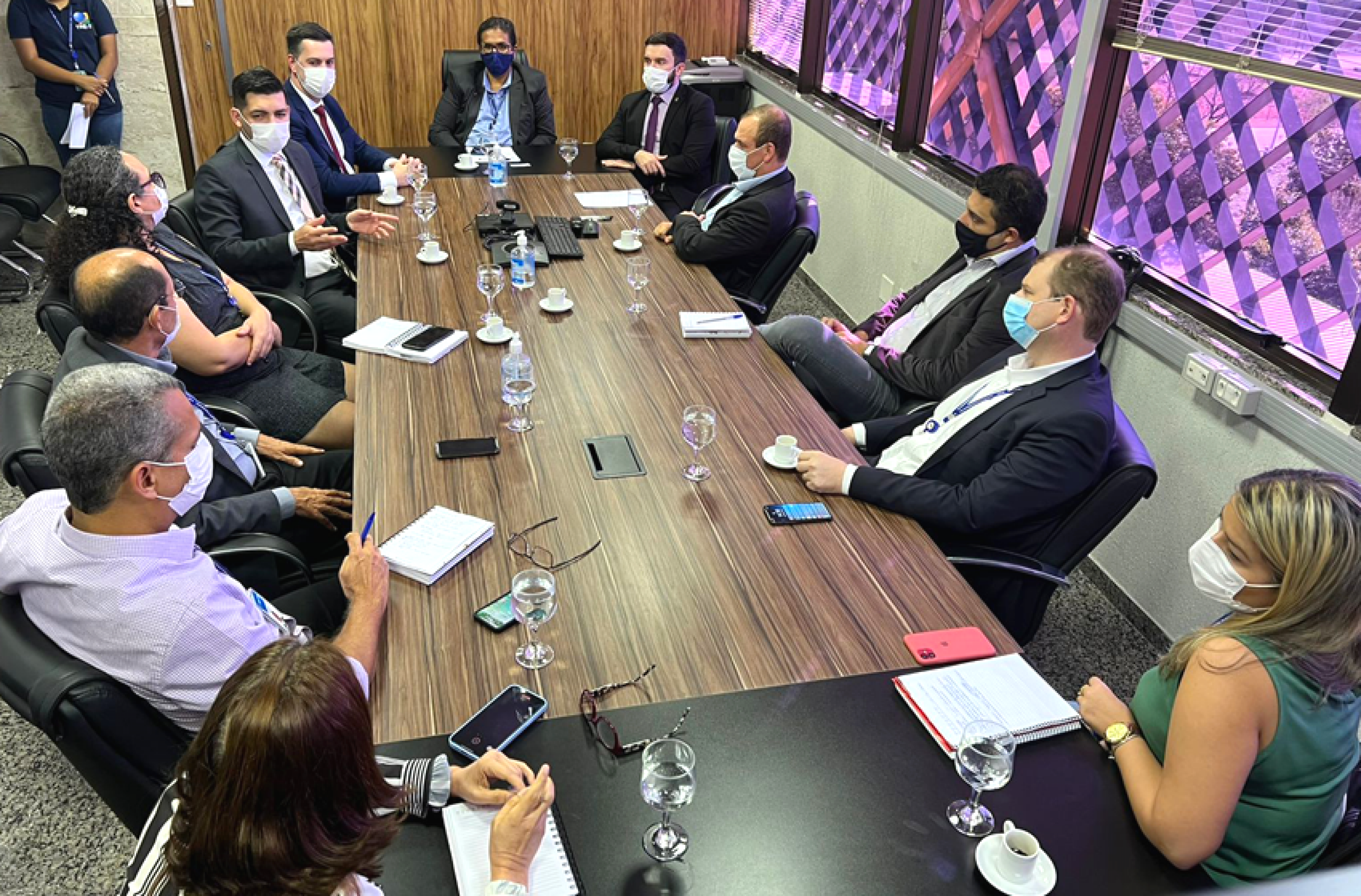 Participaram do encontro o secretário-geral da ANAJUSTRA Federal, Alexandre Seixas Saes, o consultor de ações da ANAJUSTRA Federal, Laércio Rodrigues, o diretor-geral do Tribunal Regional Eleitoral do Tocantins (TRE-TO), José Machado dos Santos, e os membros da administração do órgão, Tiago Ferreira de Sena Balduino, Valdenir Borges Júnior, Cleivanise Maria de Carvalho Oliveira, Cristiane Reginal Boechat Tose, Francisco Alves Cardoso Filho, Kathiene Pimentel da Silva, Laudyone Edmailton dos Santos Arruda, Teodomiro Fernandes Amorim, Vanessa Cordeiro Carvalho e Vick Mature Aglantzakis.  - ANAJUSTRA Federal