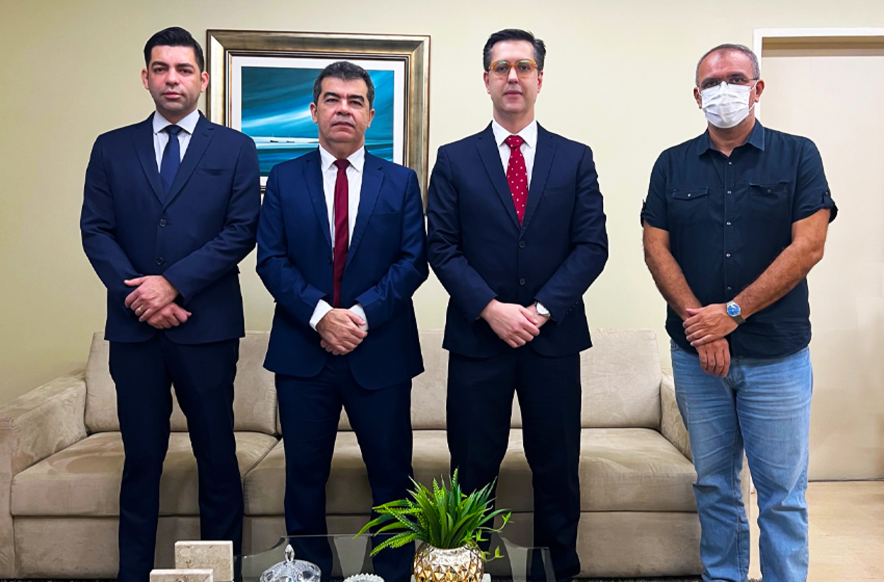 Na foto (da esquerda para direita), estão o consultor de ações da ANAJUSTRA Federal, Laércio Rodrigues, o juiz auxiliar da presidência do TRE-CE, Rommel Moreira Conrado, o secretário-geral da associação, Alexandre Seixas Saes, e o servidor da Secretaria de Recursos Humanos do órgão, Paulo Albuquerque. - ANAJUSTRA Federal Na foto (da esquerda para direita), estão o consultor de ações da ANAJUSTRA Federal, Laércio Rodrigues, o juiz auxiliar da presidência do TRE-CE, Rommel Moreira Conrado, o secretário-geral da associação, Alexandre Seixas Saes, e o servidor da Secretaria de Recursos Humanos do órgão, Paulo Albuquerque. - ANAJUSTRA Federal