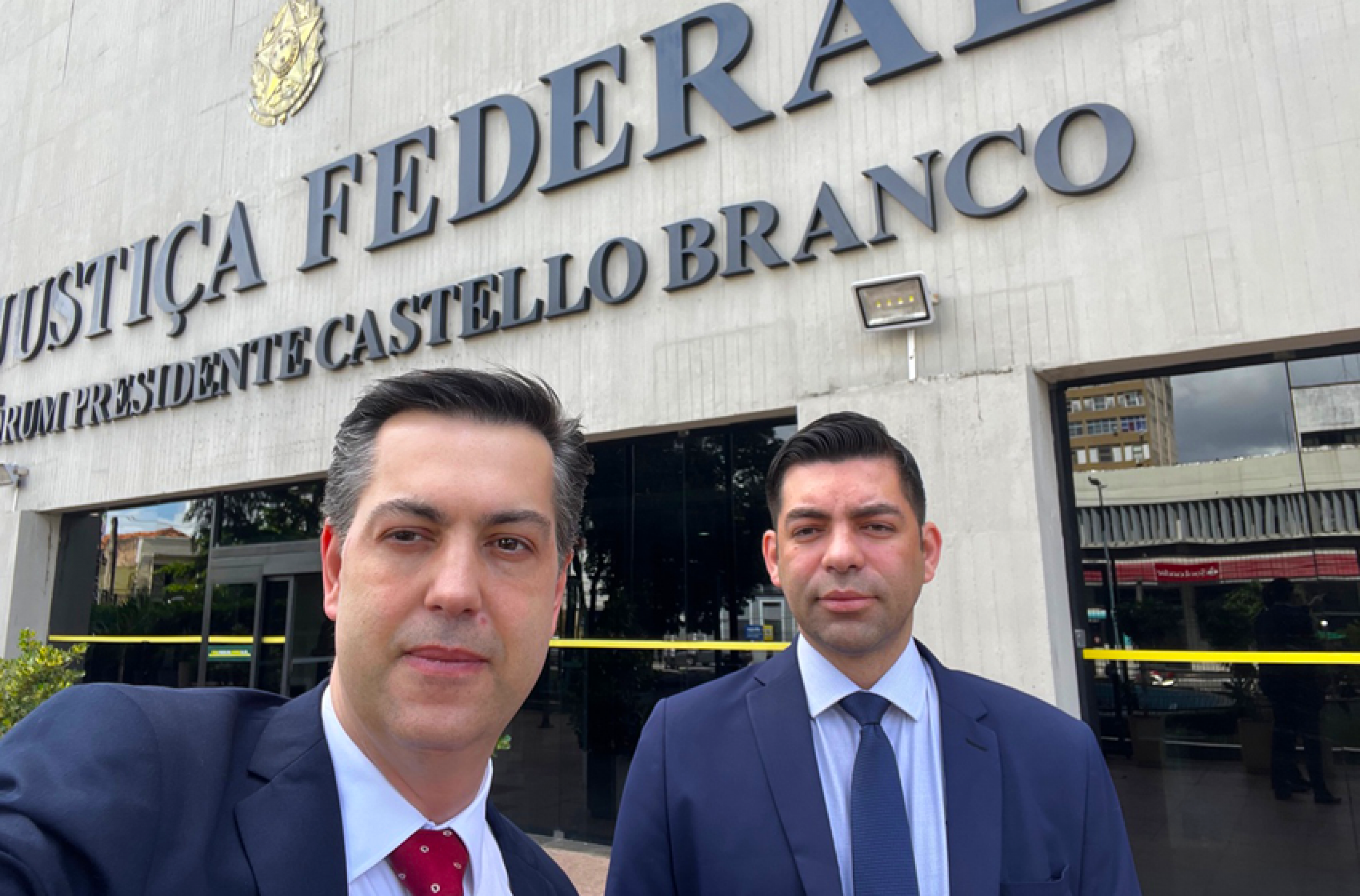 Na foto em frente ao Fórum Presidente Castello Branco, em Fortaleza/CE, estão o secretário-geral da ANAJUSTRA Federal, Alexandre Seixas Saes, e o consultor de ações da associação, Laércio Rodrigues.  - ANAJUSTRA Federal