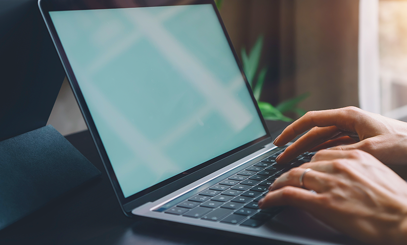 Home office com acessórios e computadores Dell - -