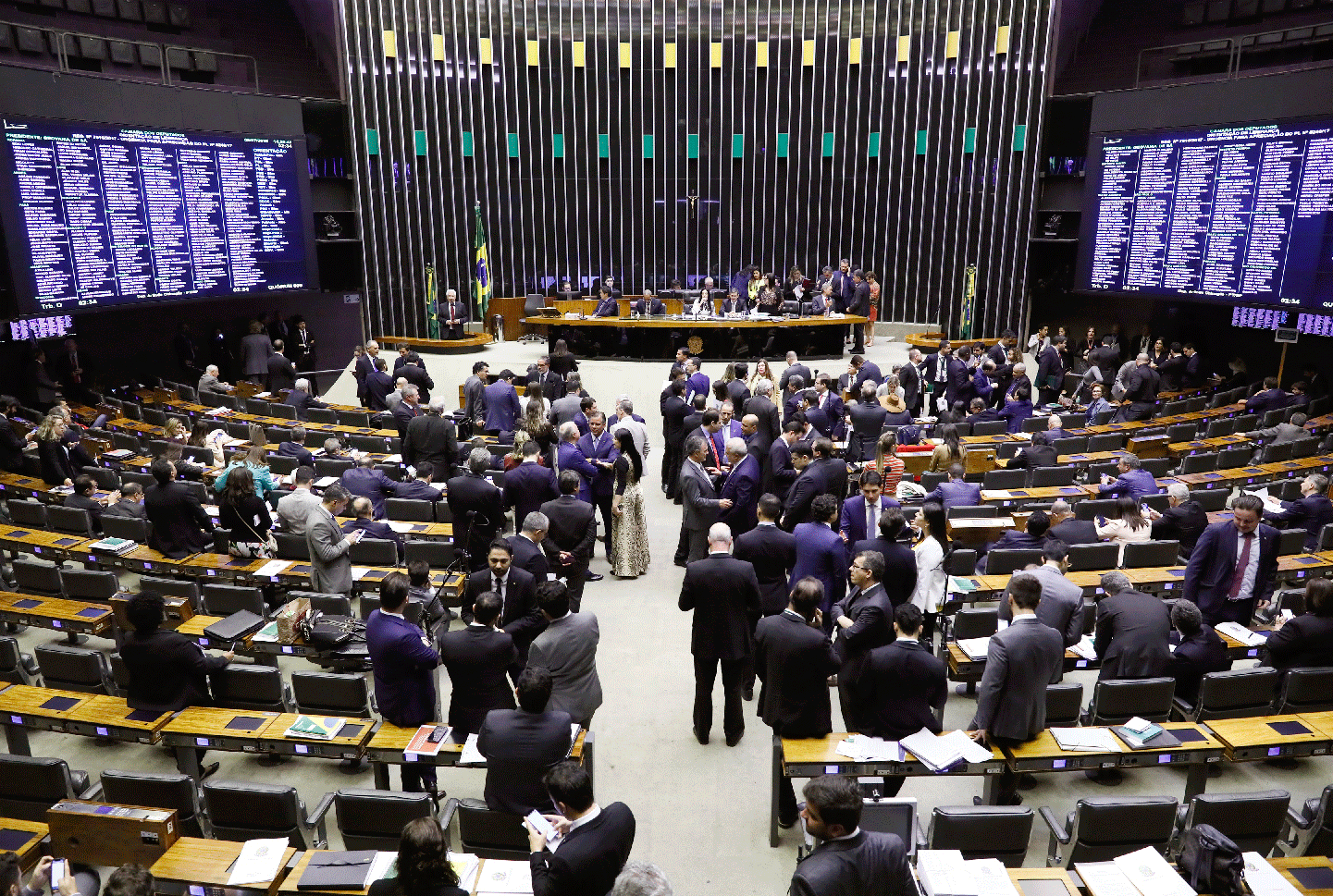 Acompanhe: deputados manobram para votar previdência - Ao Vivo