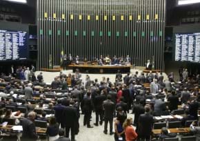 Teto de remuneração para servidor tranca pauta da Câmara - -