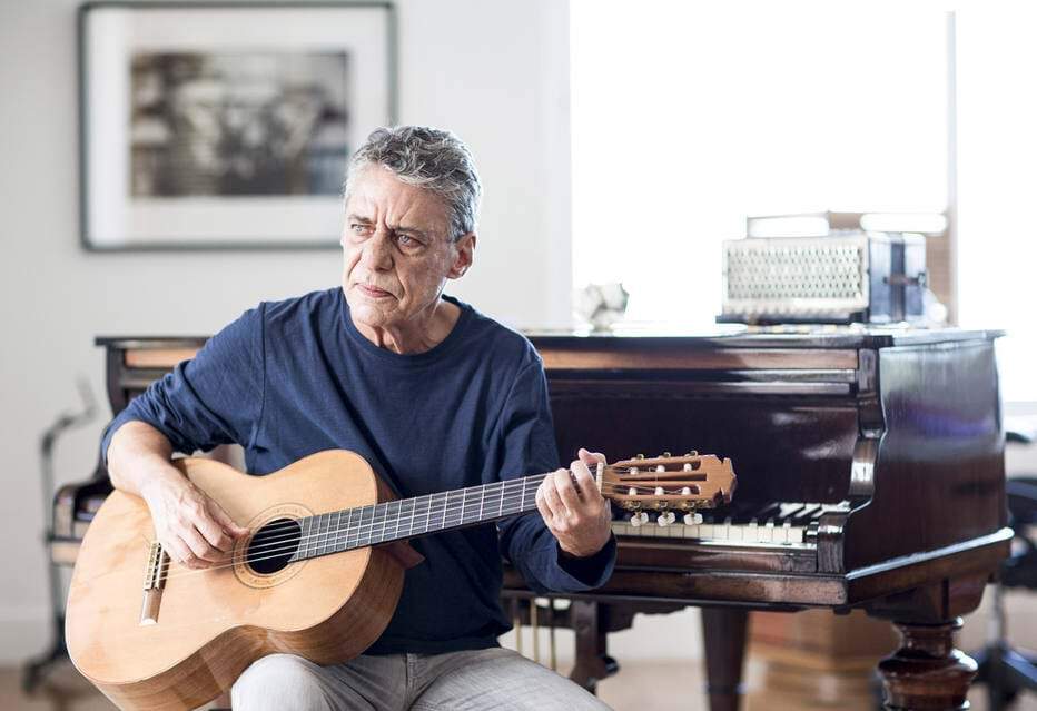 Chico Buarque retorna aos palcos para apresentar o disco recém-lançado "Caravanas"