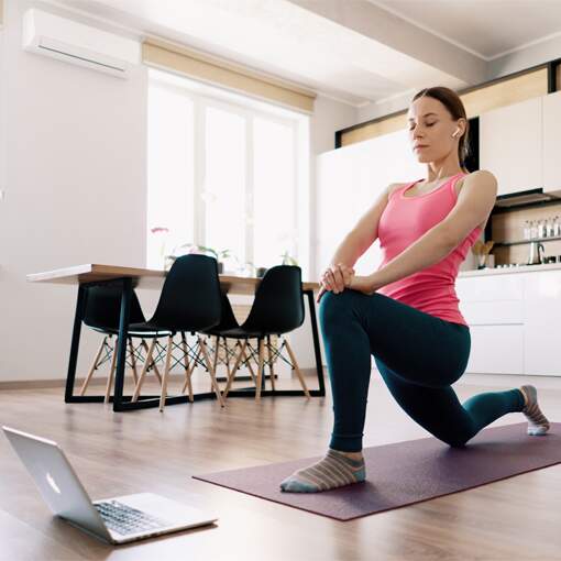 Praticar exercícios, seja em casa ou nas academias, melhora a saúde. - Divulgação