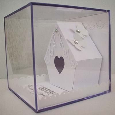 Servidora cria arte em papel