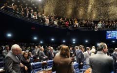 Servidores pressionam e recomposição salarial é aprovada - -