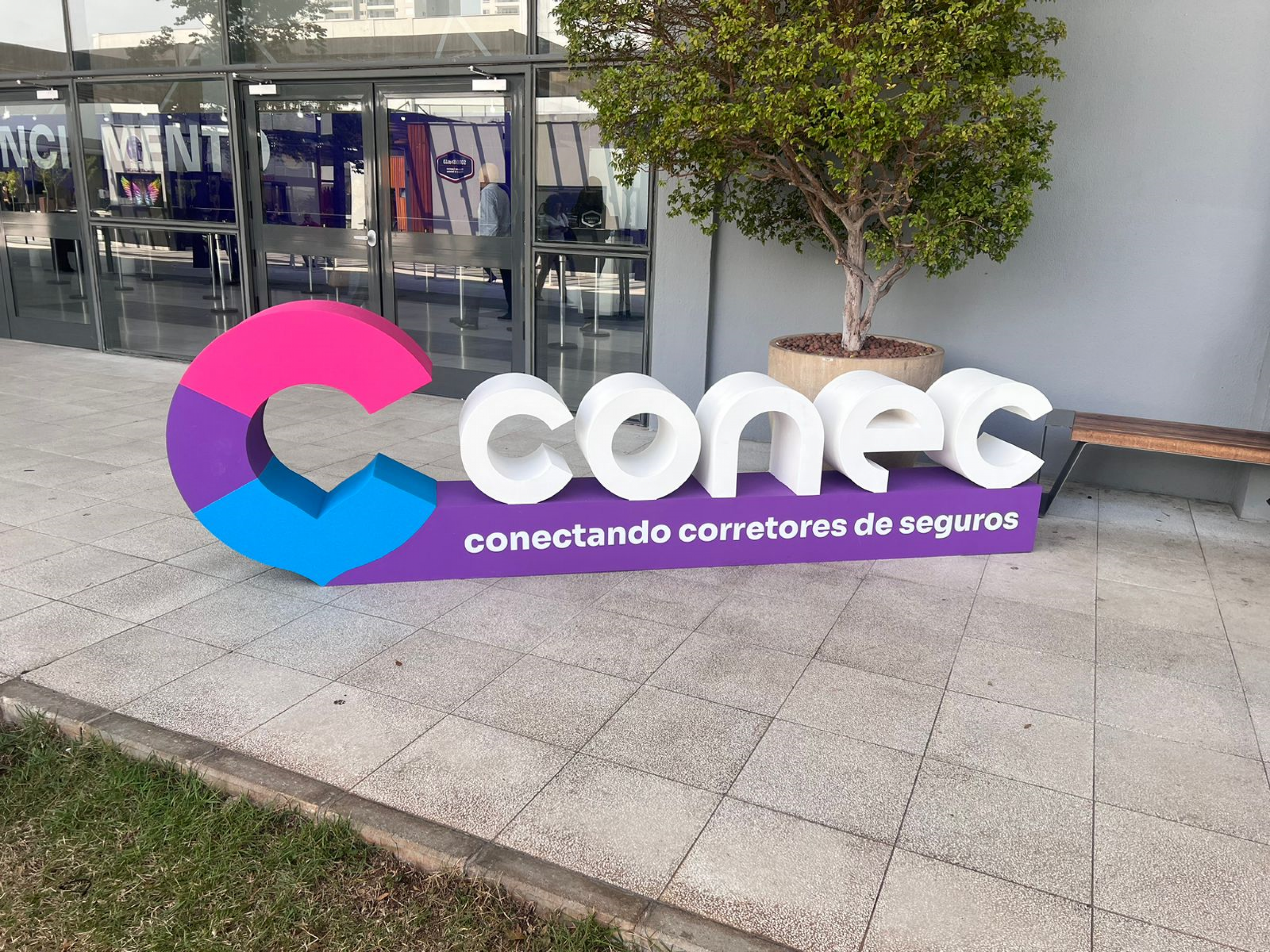 ANAJUSTRA Corretora participa de tradicional evento do mercado de seguros - Milhares de profissionais e empresas se reúnem para compartilhar conhecimento e fazer conexões