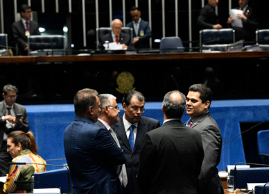 Sob as cortinas de fumaça - De Olho em Brasília