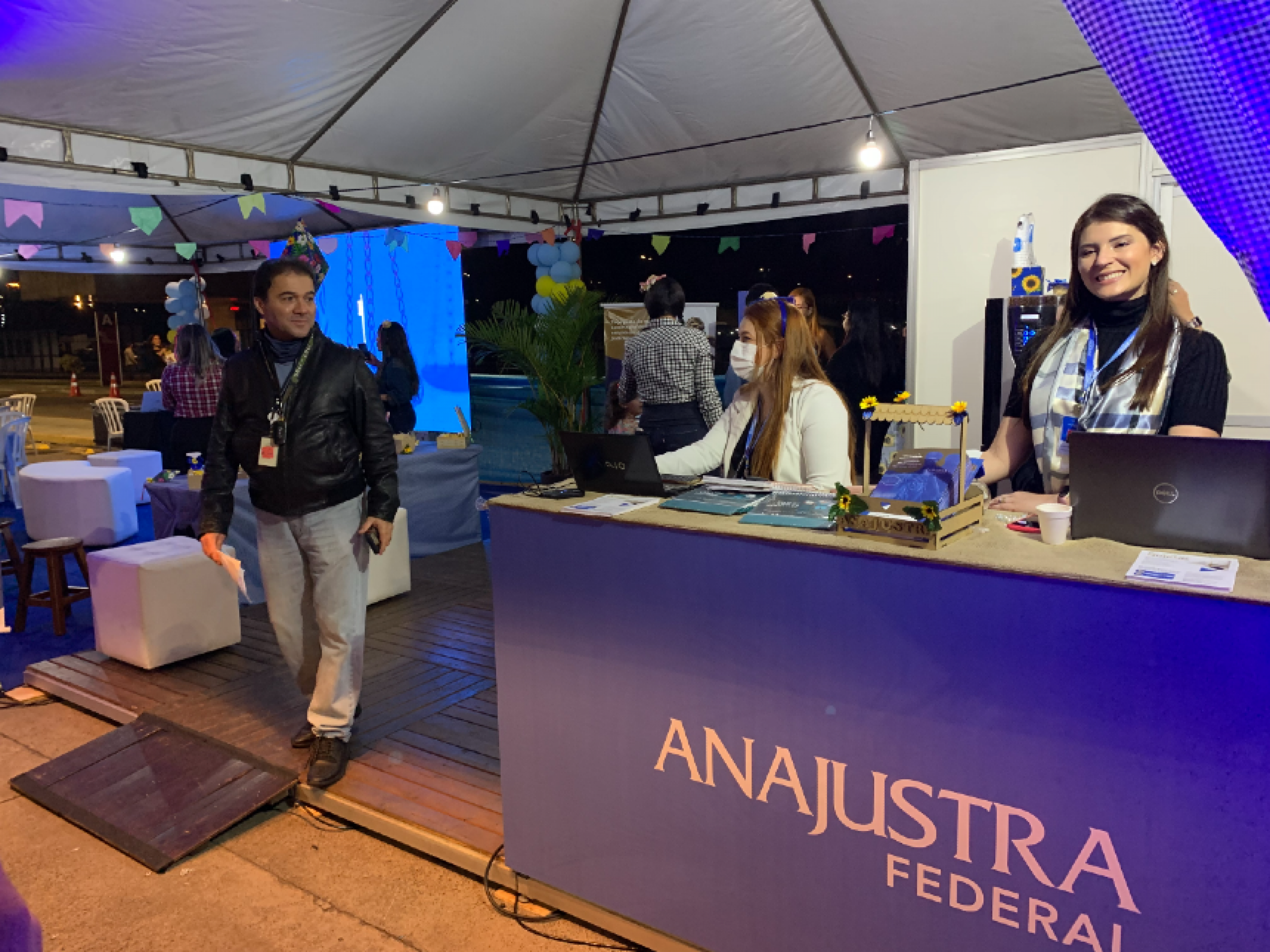 Servidores associados e não associados puderam tirar dúvidas sobre a atuação, serviços e benefícios da entidade durante os dois dias de festa no TST. - ANAJUSTRA Federal Servidores associados e não associados puderam tirar dúvidas sobre a atuação, serviços e benefícios da entidade durante os dois dias de festa no TST. - ANAJUSTRA Federal