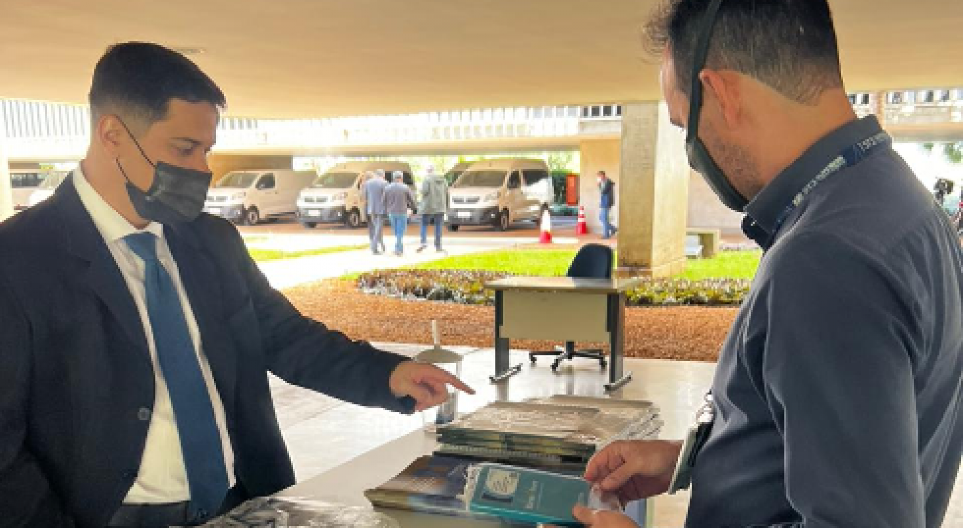 ANAJUSTRA Federal distribui revistas e calendários para servidores do STJ - Servidores tiveram a oportunidade de sanar dúvidas sobre o andamento de ações importantes como a de Quintos.