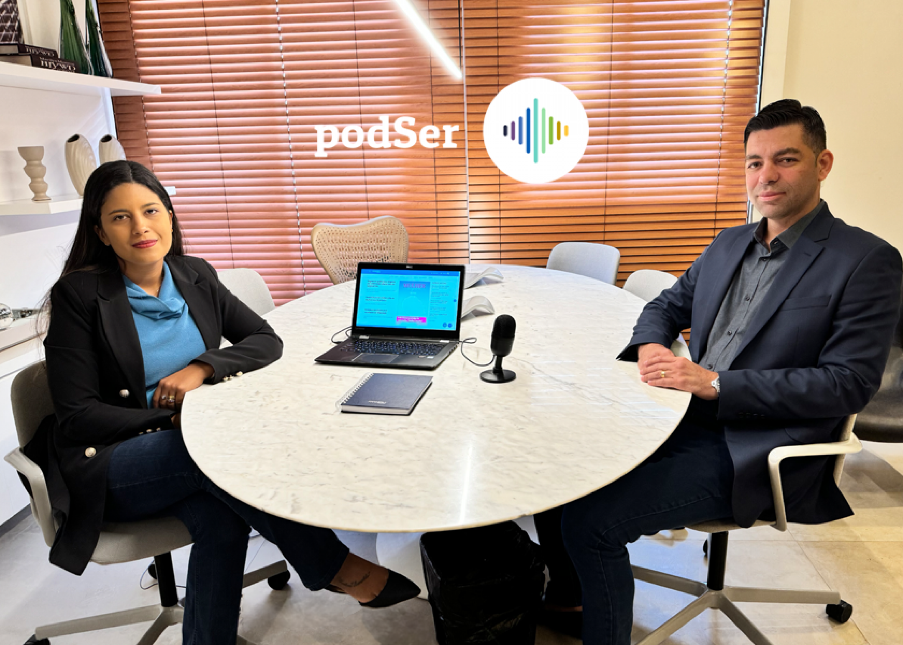 Laércio Rodrigues, coordenador jurídico, e a jornalista Leandra Ribeiro (à esquerda). - ANAJUSTRA Federal Laércio Rodrigues, coordenador jurídico, e a jornalista Leandra Ribeiro (à esquerda).