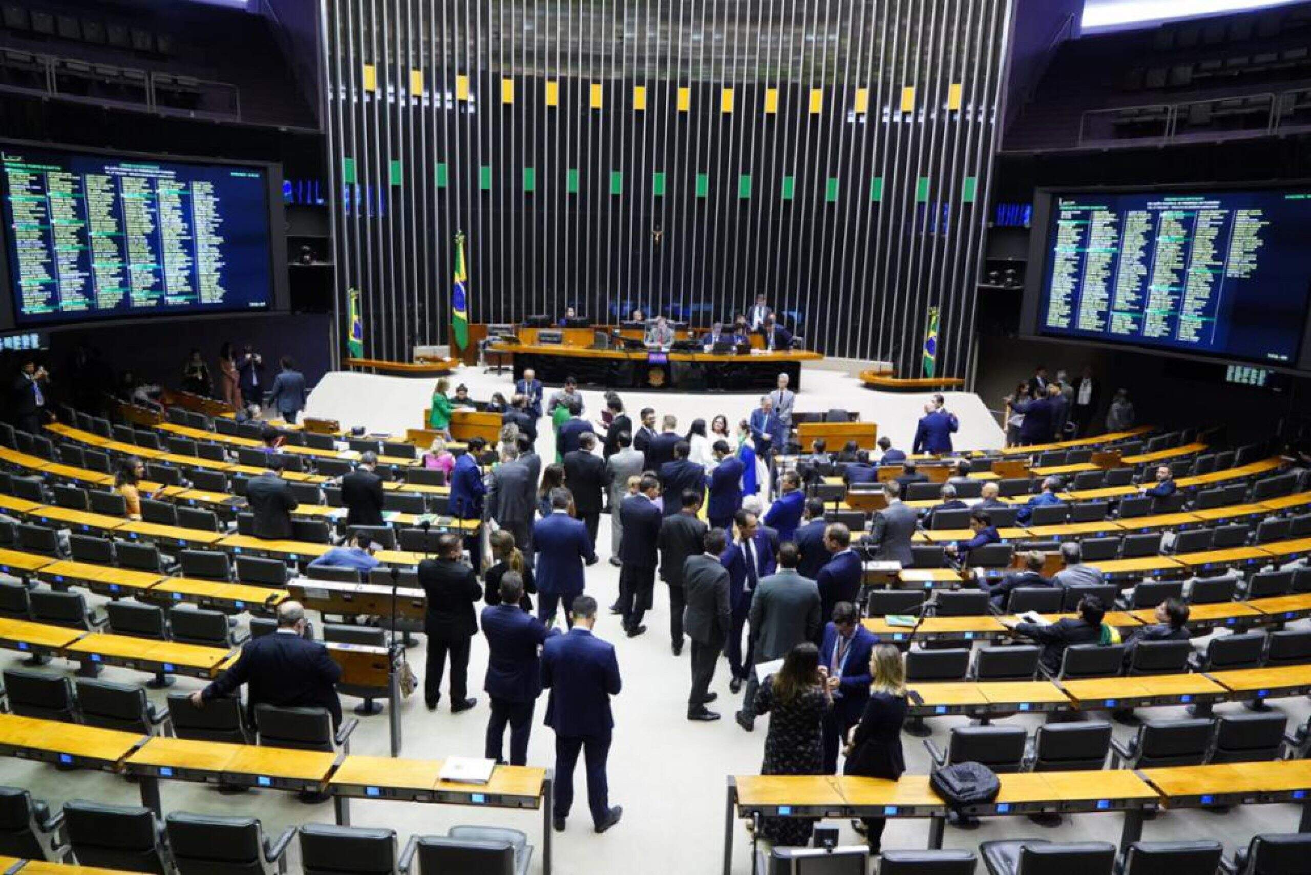 Interesses reais dos servidores enfrentam desafios em meio a cenário político conturbado no Brasil - A coluna De Olho em Brasília deste mês observa a paralisação das atividades dos congressistas frente às disputas políticas.