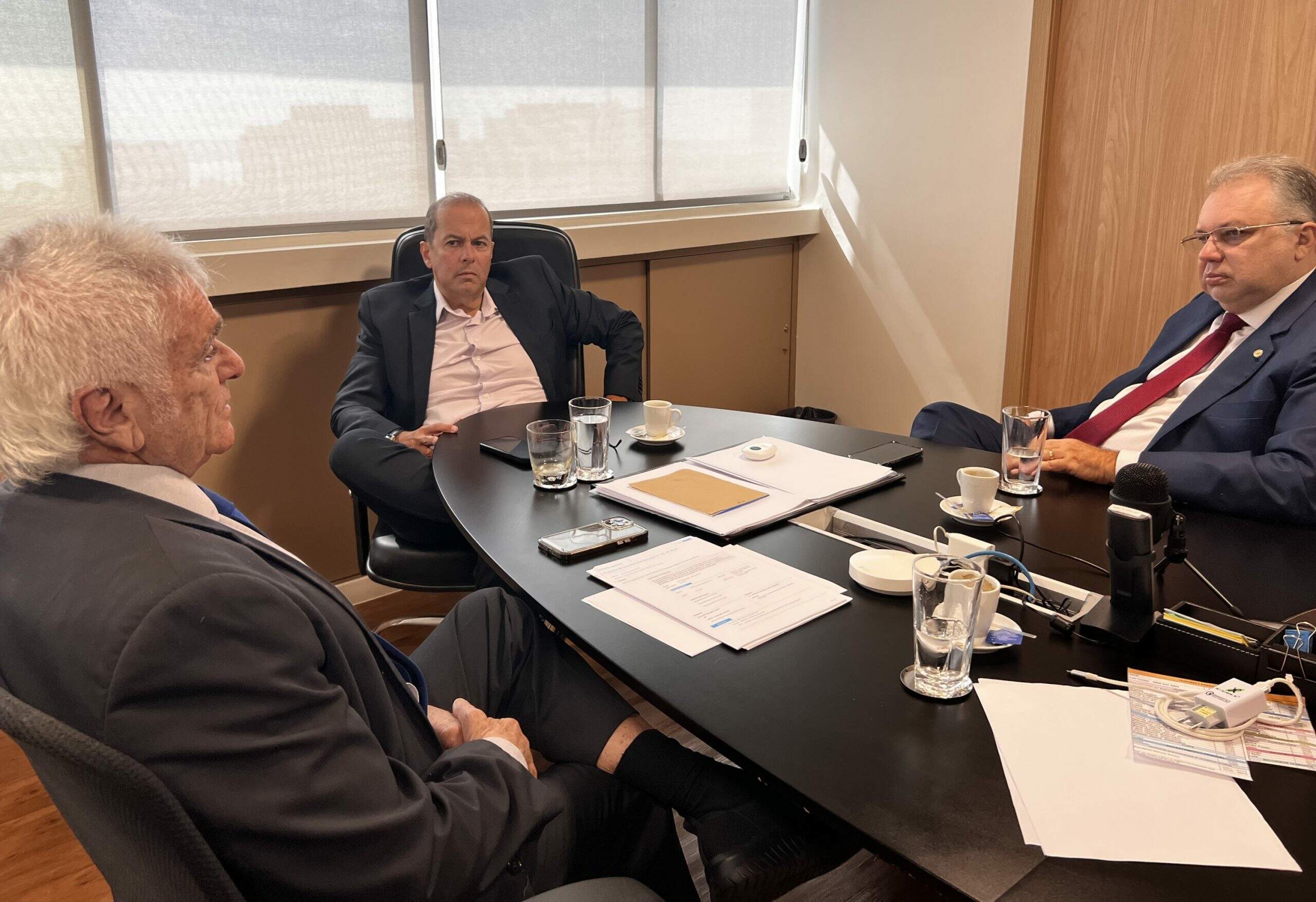 O presidente da associação, Antônio Carlos Parente, e o assessor parlamentar Roberto Bucar, apresentam as demandas ao deputado Florentino Neto.