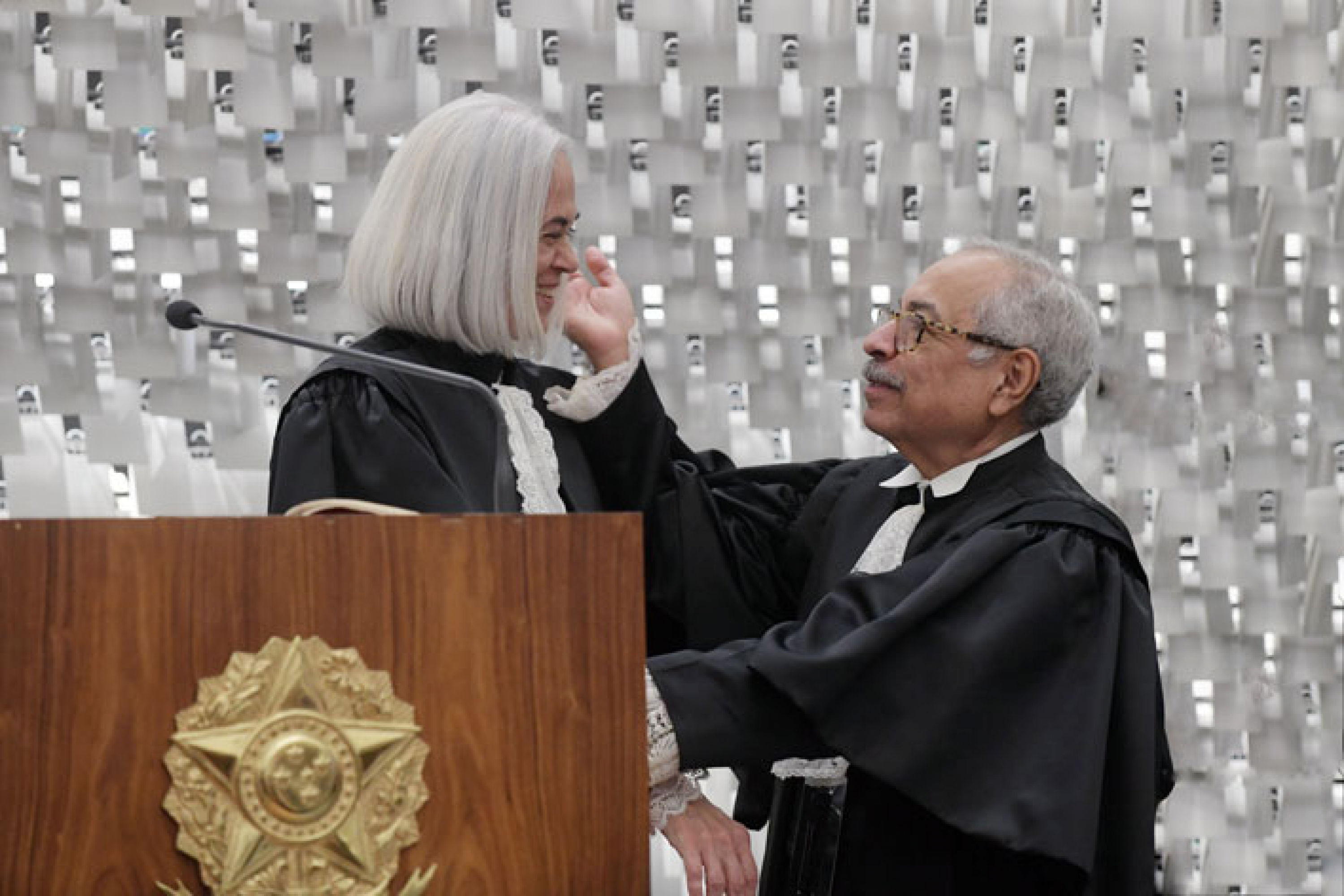 Ministra Maria Thereza toma posse defendendo imparcialidade dos juízes e diálogo com outros poderes - Ao lado do ministro Og Fernandes