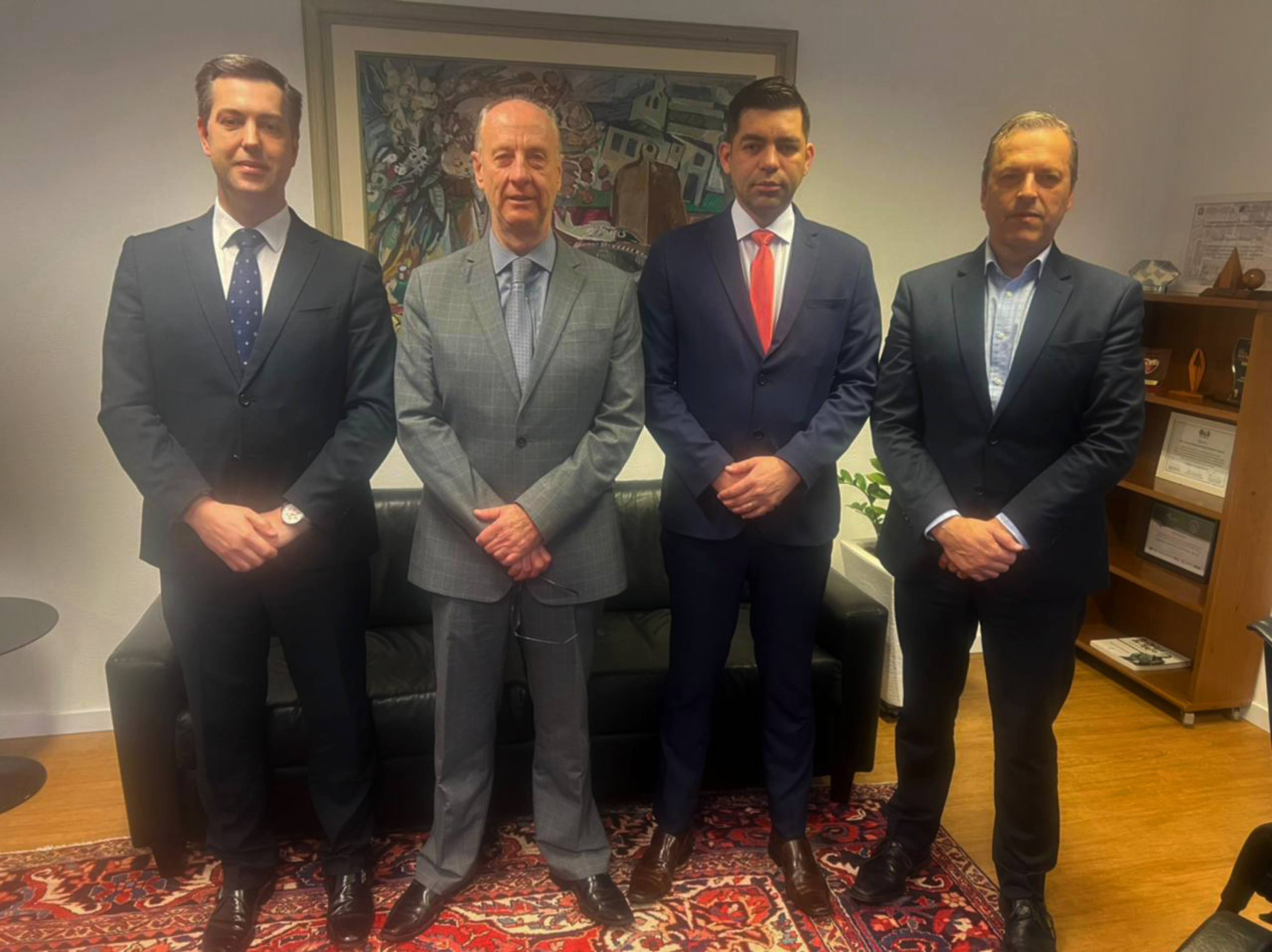 Saes e Rodrigues foram recebidos pelo desembargador presidente do TRE-SC, Leopoldo Augusto Bruggmann, e pelo diretor-geral, Gonsalo Agostini Ribeiro.  - ANAJUSTRA Federal Saes e Rodrigues foram recebidos pelo desembargador presidente do TRE-SC, Leopoldo Augusto Bruggmann, e pelo diretor-geral, Gonsalo Agostini Ribeiro.  - ANAJUSTRA Federal