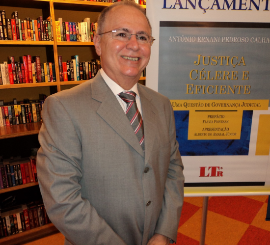 Advogado e professor, ele já escreveu vários artigos publicados na revista e site da ANAJUSTRA Federal. - Flickr pessoal Advogado e professor, ele já escreveu vários artigos publicados na revista e site da ANAJUSTRA Federal. - Flickr pessoal
