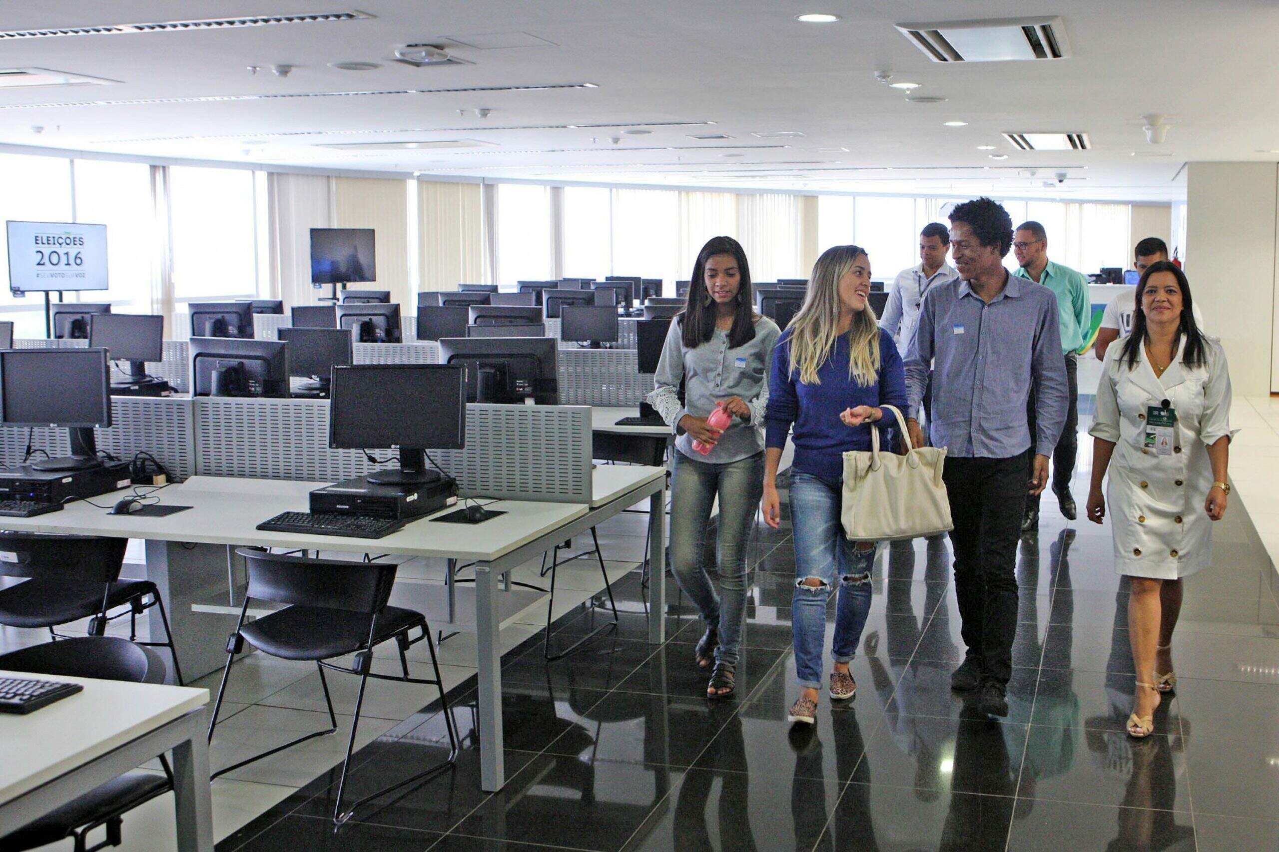 Servidores e estudantes em visita ao TSE.