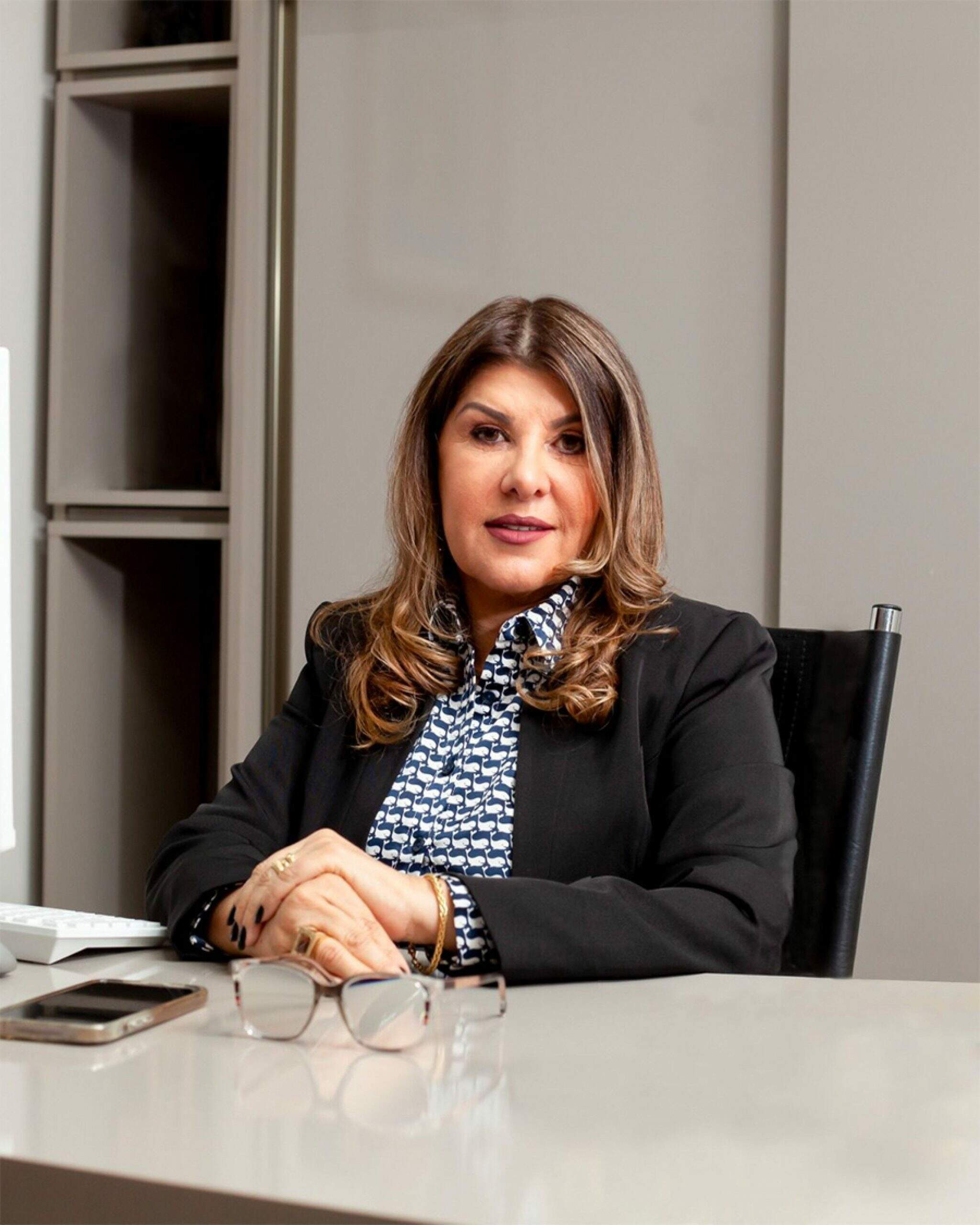 Servidora aposentada do TRT24, Glauce foi diretora de Recursos Humanos, assessora da diretoria-geral, diretora-geral e assessora de desembargador. Hoje, ela advoga e também é diretora de assuntos legislativos da ANAJUSTRA Federal. 